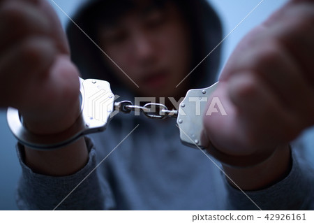 Arrest of handcuffs (crime illegal criminal bad suspect case criminal suspicious intruder thief face none thugs) 42926161