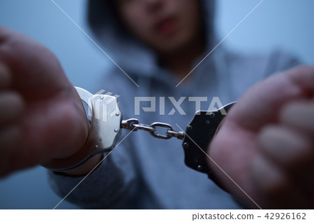 逮捕手銬(犯罪非法犯罪嫌疑犯案件犯罪可疑入侵者小偷面無暴徒) 逮捕手銬(犯罪非法犯罪嫌疑犯案件犯罪可疑入侵者小偷面無暴徒) 42926162