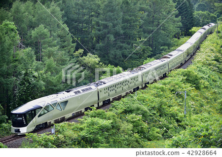 室蘭干線洞爺 -  Usu JR東E001系列（大垣）“TRAIN SUITE Shikisaijima” 42928664