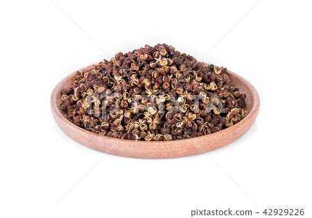 Dry Zanthozylum limonella Alston in wooden bowl 42929226