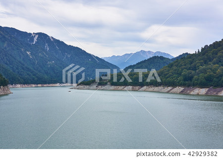 從富山縣和Akadakeake的黑部水壩看到的黑部湖 42929382