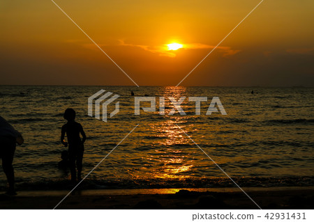 silhouette woman run away from kid to beach sunset 42931431