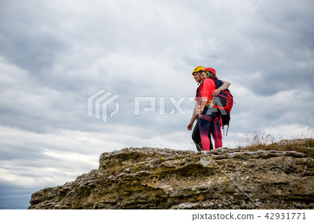 Photo from back of hugging man and woman tourist on mountain 42931771