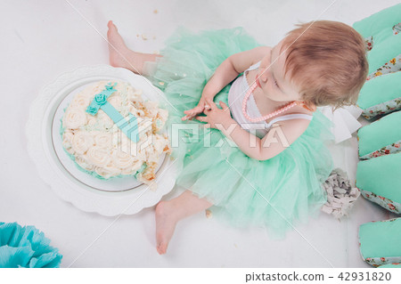 the child eats the cake. 42931820