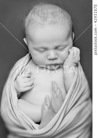 newborn baby lying on the hands of parents. 42931878