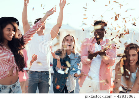 Positive females and men during entertainment Positive females and men during entertainment 42933065