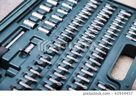 Set of metal heads for screwdriver in green box Set of metal heads for screwdriver in green box 42934457