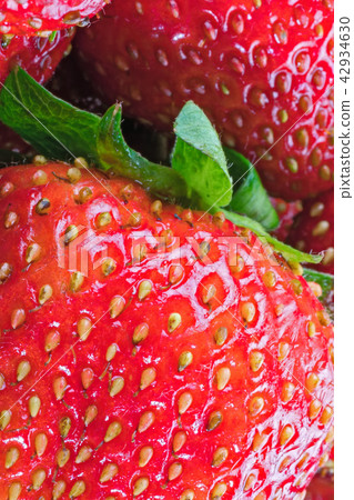 Ripe strawberries. Pattern.  42934630