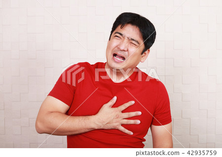 男性抱怨心前區疼痛 男性抱怨心前區疼痛 42935759