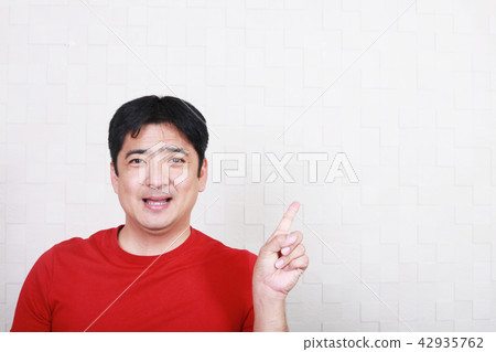 一個微笑的男性指向 一個微笑的男性指向 42935762