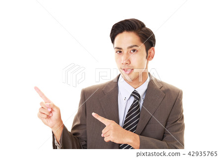指示一個微笑的商人 指示一個微笑的商人 42935765