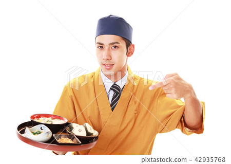 服務員端著食物 服務員端著食物 42935768