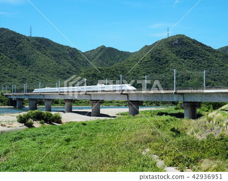 三洋新幹線穿越千川河橋 三洋新幹線穿越千川河橋 42936951