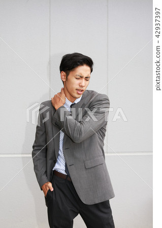 A man suffering from stiff shoulders 42937397