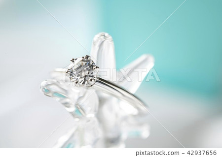 閃亮的鑽石結婚戒指 42937656