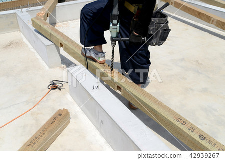 Drilling the foundation 42939267