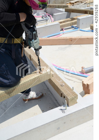 Drilling the foundation 42939268