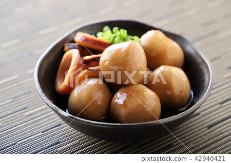 Simmered squid and taro 42940421