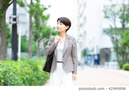 Suit female office lady fresh green OL business suits portrait recruit Suit female office lady fresh green OL business suits portrait recruit 42940696
