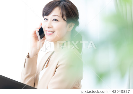 Female businessman who makes a phone OL office Lady female president 42940827
