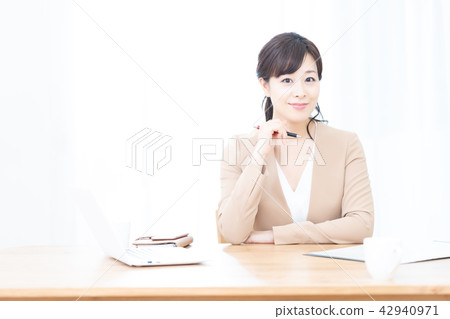 Business image female employee guidance guide OL sales concierge office lady Business image female employee guidance guide OL sales concierge office lady 42940971