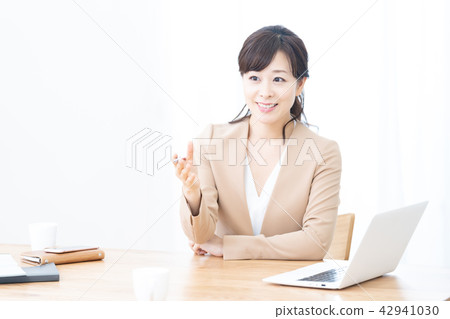 Business image female employee guidance guide OL sales concierge office lady 42941030