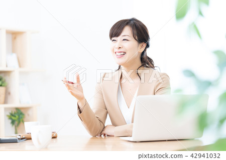 Business image female employee guidance guide OL sales concierge office lady 42941032