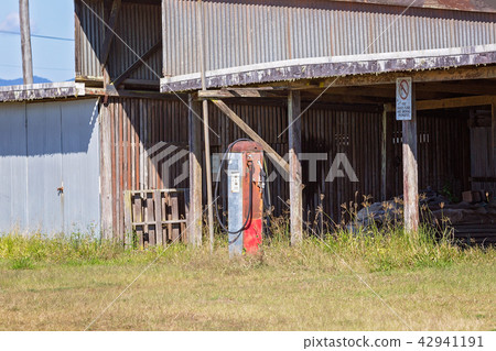 Old Abandoned Shed On Farmland In Rural Australia 42941191