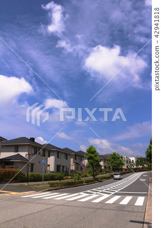 Afternoon at an intersection 42941818