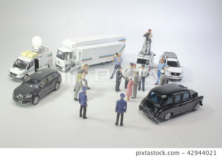 a scale of news report car with figure 42944021