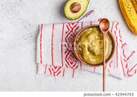 Green vegan banana avocado ice cream in a wooden 42944703
