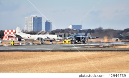 Maritime Self Defense Force's P-3C patrol aircraft and the US Navy's FA-18 fighter plane (Atsugi base) Maritime Self Defense Force's P-3C patrol aircraft and the US Navy's FA-18 fighter plane (Atsugi base) 42944789