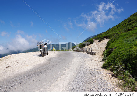 自行車遊覽在山路上 自行車遊覽在山路上 42945187