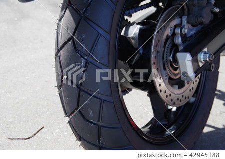 新鮮的自行車後輪胎 新鮮的自行車後輪胎 42945188