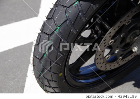 新鮮的自行車前輪胎 新鮮的自行車前輪胎 42945189