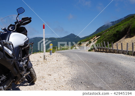 自行車遊覽在山路上 自行車遊覽在山路上 42945194