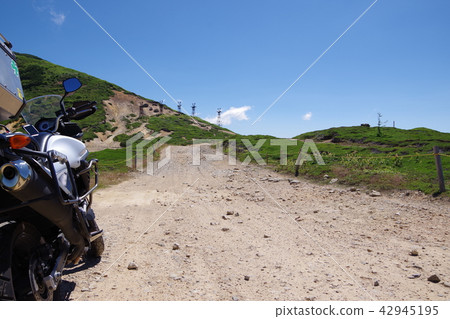 自行車遊覽在山路上 42945195