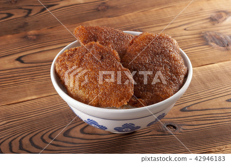 Sauce and bowls 42946183