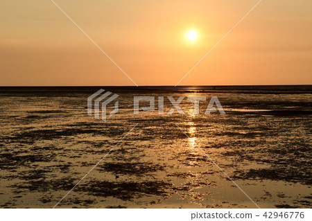 Setting sun Setting sun 42946776