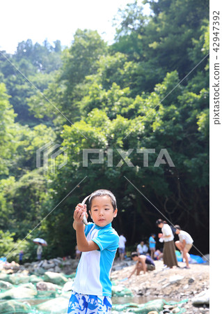 Children enjoying fishing 42947392