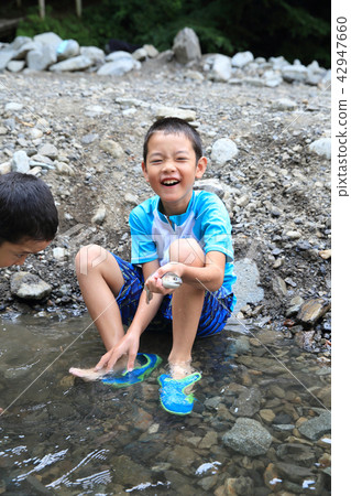 孩子們喜歡釣魚 孩子們喜歡釣魚 42947660