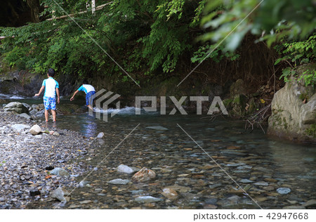 孩子們喜歡釣魚 孩子們喜歡釣魚 42947668