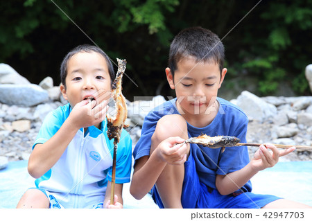 吃烤魚的孩子 42947703
