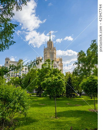 Ustyinsky Square and skyscraper on Kotelnicheskaya embankment in Moscow, Russia 42947744