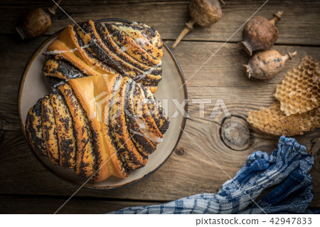 Sweet buns with poppy seed and frosting. Sweet buns with poppy seed and frosting. 42947833