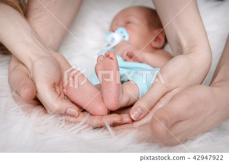 the baby sleeps on his back at the hands the baby sleeps on his back at the hands 42947922