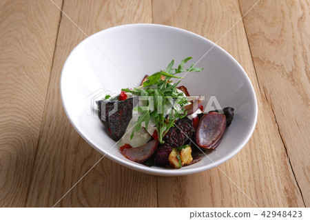 salad with fried beetroot, onion, tomato and nuts 42948423