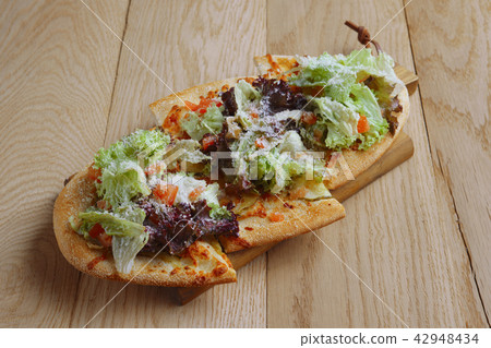 Focaccia with salad leaves, tomato and cheese 42948434