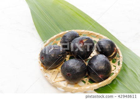 Fruit black Fig c. Variety: nuold colon 42948611