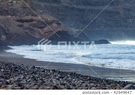 Black volcanic beach and ocean landscape Black volcanic beach and ocean landscape 42949647